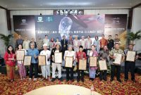 
Sepuluh insan budaya Kota Bandung meraih penghargaan pada Anugerah Budaya Kota Bandung 2023, di Grand Ballroom Savoy Homann, Kota Bandung,  Senin (28/8/2023).(Foto: jabarprov.go.id)
