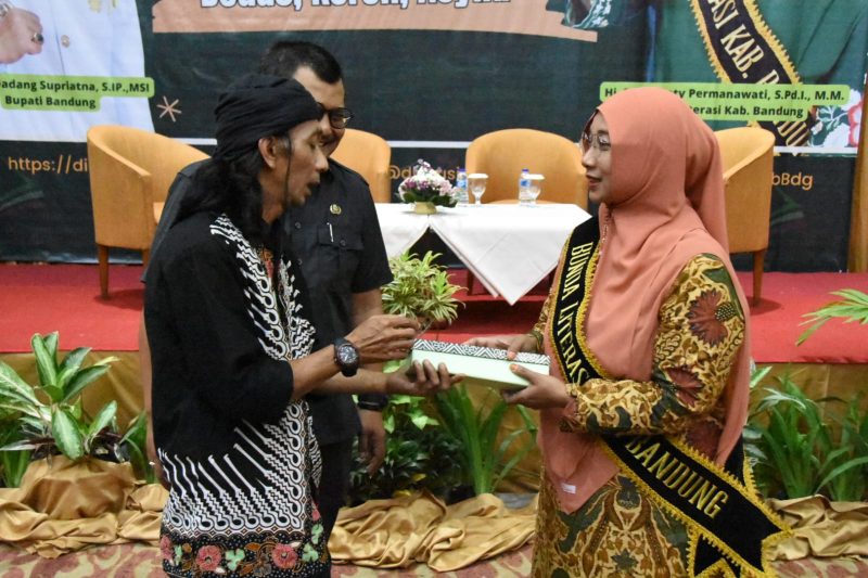 
Bunda Literasi Kabupaten Bandung Hj. Emma Dety Dadang Supriatna membuka Sosialisasi Kampung Bedas Literasi Bandung di Hotel Grand Pasundan Bandung, Selasa (22/8/2023). (Foto: diskominfo)

