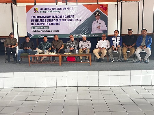 
Badan Kesatuan Bangsa dan Politik (Kesbangpol) melaksanakan kegiatan sosialisasi kewaspadaan daerah menjelang pemilu serentak tahun 2024 mendatang, di Aula Gedung PGRI Kabupaten Bandung Jalan Raya Soreang-Katapang  Kecamatan Katapang Kabupaten Bandung, Kamis (3/8/2023). (Foto: prokopim) 
