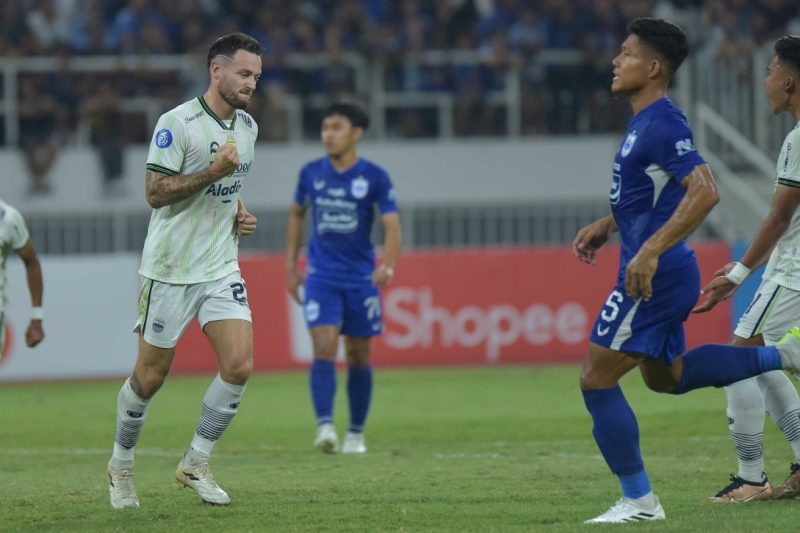 Dua eksekusi penalti Marc Klok menit 24 dan 90+2 membawa Persib menundukkan PSIS Semarang di Stadion Jatidiri, Minggu (20/8/2023). (Foto: Persib)
