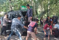 Petugas dibantu warga mengavakuasi mobil dari dasar jurang sedalam 20 meter di Blok Punclut, Kampung Burujul, Desa/Kecamatan Banjarwangi, Kabupaten Garut, Senin (21/8/2023). (foto: ist)

