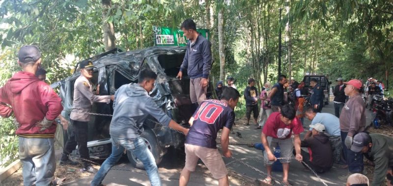 Petugas dibantu warga mengavakuasi mobil dari dasar jurang sedalam 20 meter di Blok Punclut, Kampung Burujul, Desa/Kecamatan Banjarwangi, Kabupaten Garut, Senin (21/8/2023). (foto: ist)

