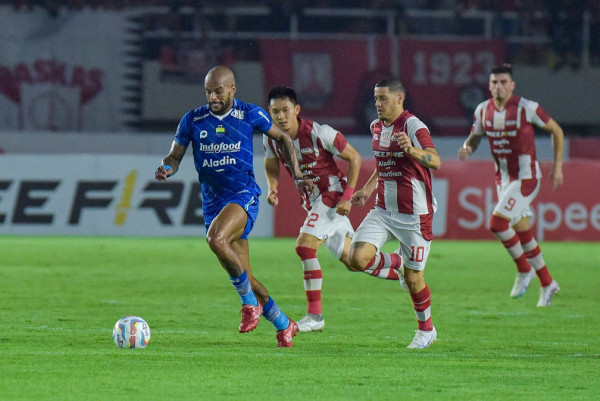 
Ujung tumbak Persib Da Silva dikawal tiga pemain Persis Solo pada pertandingn lanjutan Liga 1 2023/2024 di Stadion Manahan, Selasa (8/8/ 2023). (Foto : Persib)