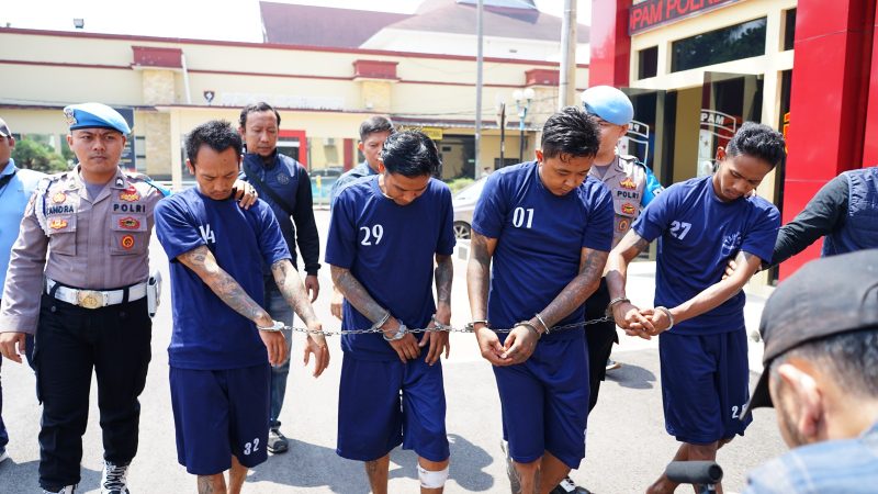 
Satreskrim Polresta Bandung menghadirkan empat pelaku polisi gadungan dalam konferensi pers di Mapolresta Bandung, Selasa (22/8/2023). (Foto: Ist)