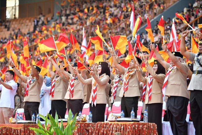 

Mabida Pramuka Jabar, Ridwan Kamil dan Ketua Kwarda Pramuka Jabar Atalia Praratya Ridwan Kamil menghadiri peringatan Hari Pramuka tingkat Jawa Barat di Stadion Wibawa Mukti, Kabupaten Bekasi, Rabu (30/8/2023). (Foto: jabarprov.go.id)
