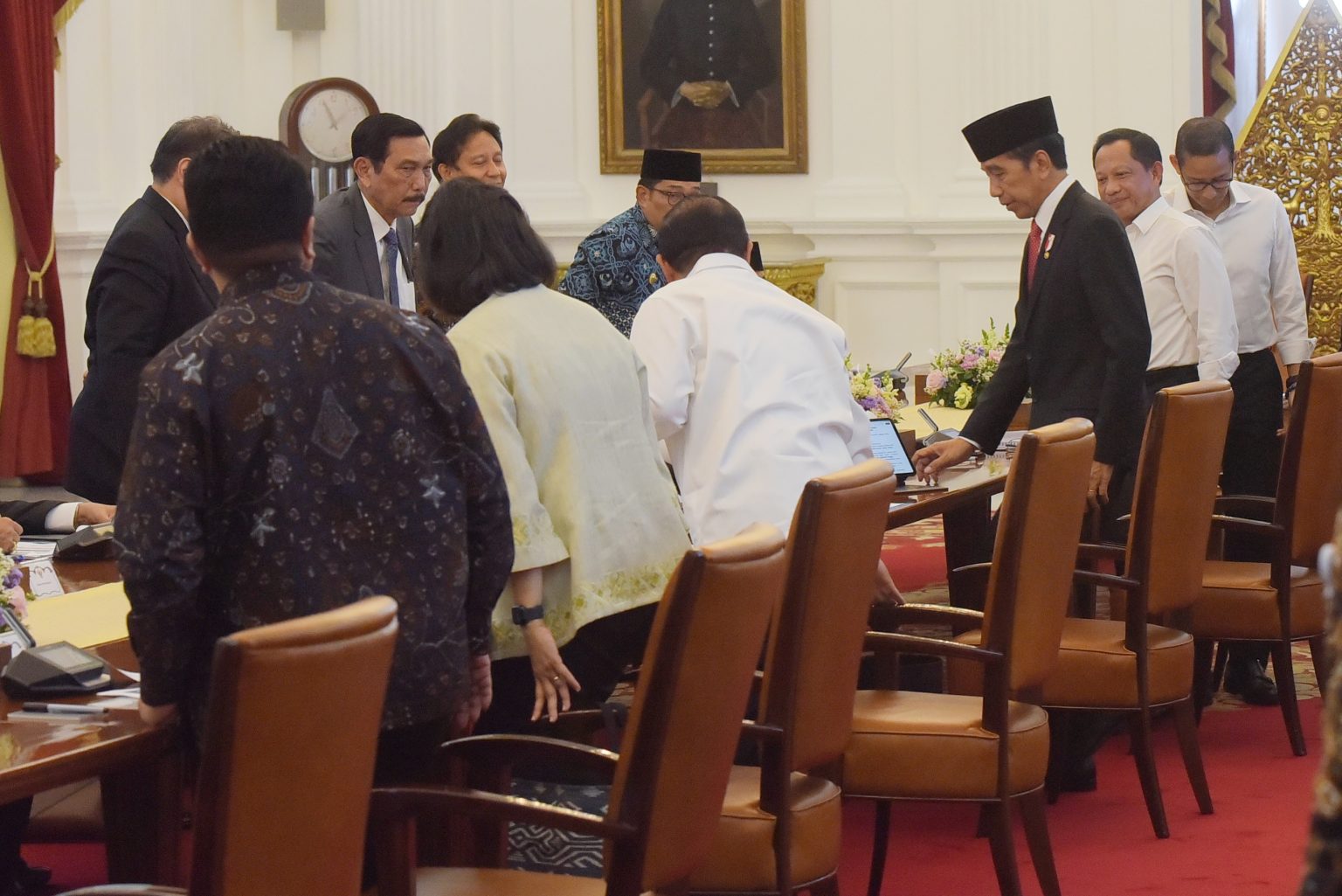 Presiden Jokowi tiba di ruang ratas, di Istana Merdeka, Jakarta, Senin (14/08/2023). (Foto: Humas Setkab/Rahmat)
