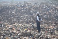 
Gubernur Jawa Barat Ridwan Kamil turun langsung memimpin upaya penanganan kebakaran di TPA Sarimukti yang berlokasi di Kecamatan Cipatat, Kabupaten Bandung Barat, Jumat (25/8/2023). (Foto:jabarprov.go.id)  