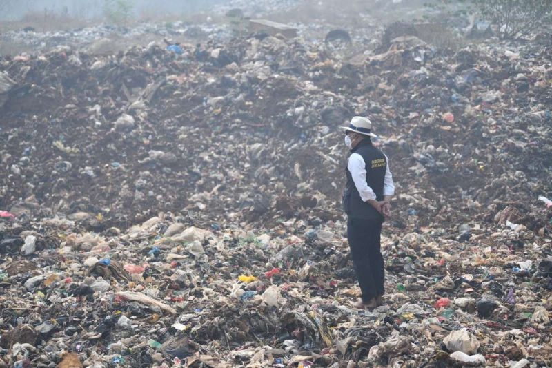 
Gubernur Jawa Barat Ridwan Kamil turun langsung memimpin upaya penanganan kebakaran di TPA Sarimukti yang berlokasi di Kecamatan Cipatat, Kabupaten Bandung Barat, Jumat (25/8/2023). (Foto:jabarprov.go.id)  