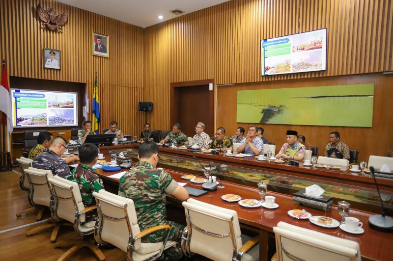 
Pelaksana Harian Wali Kota Bandung Ema Sumarna usai menggelar Rapat Koordinasi Penanganan Darurat Sampah di Balai Kota, Jumat (25/8/2023).(Foto: bandung.go.id)