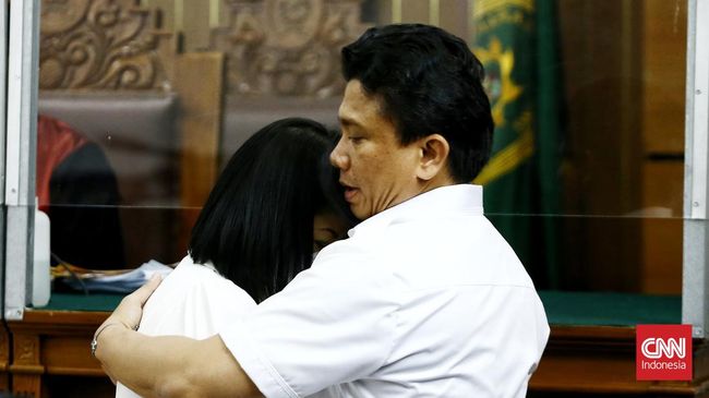 
Ferdy Sambo dan Putri Candrawathi saat menjalani persingan (Foto: CNN Indonesia)
