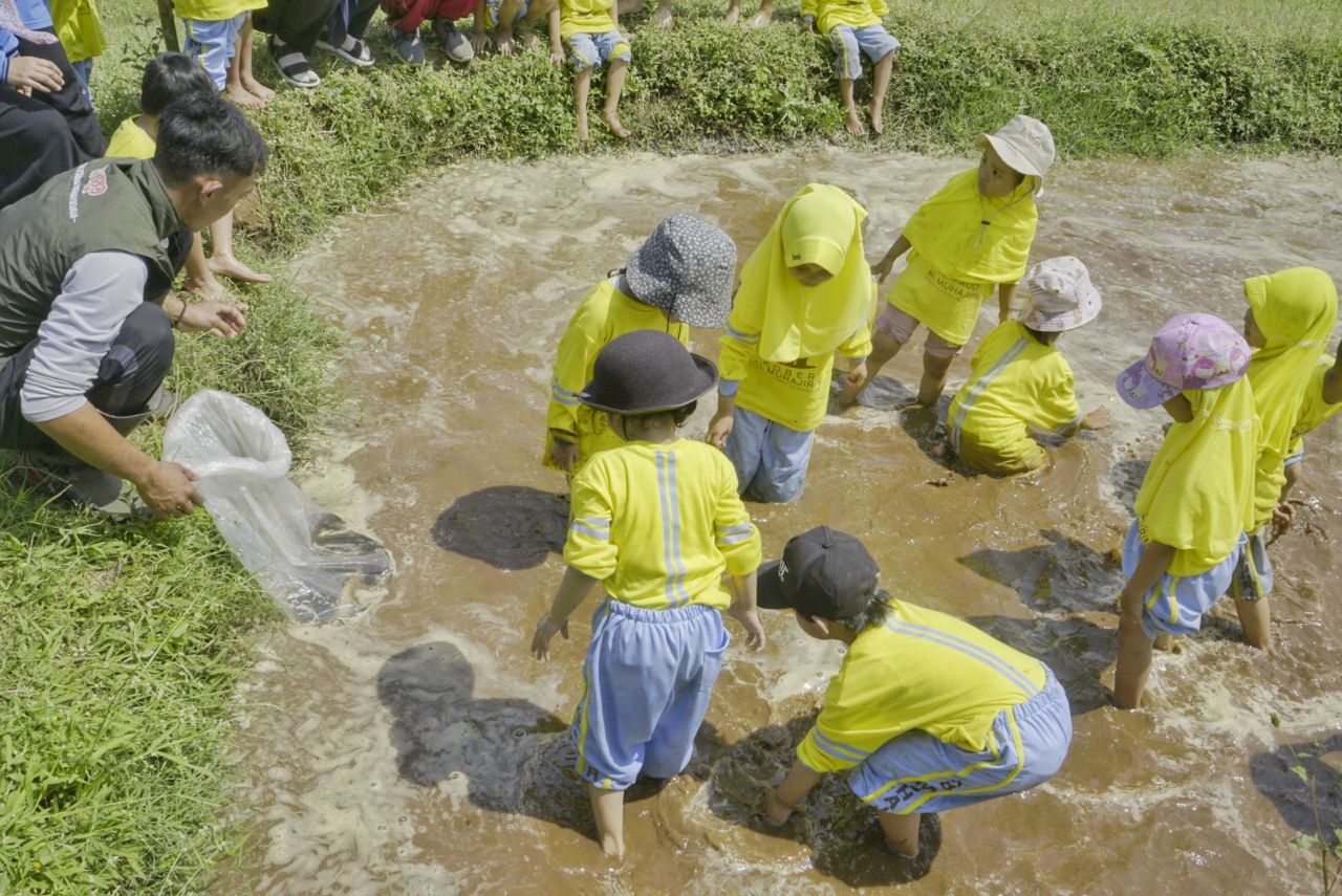 
Puluhan bocah dari Kelompok Belajar (Kober) Al Muhajirin riang gembira saat menangkap ikan di Sein Farm, Selasa (8/8/2023).(Foto: bandung.go.id)