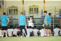 
Pelatih tim U-23 Indonesia, Shin Tae-yong matangkan persiapan tim asuhannya untuk menghadapi Malaysia pada laga pertama Grup B Piala AFF U-23 di Rayong Province Stadium, Jumat (18/8). (Foto: PSSI)
