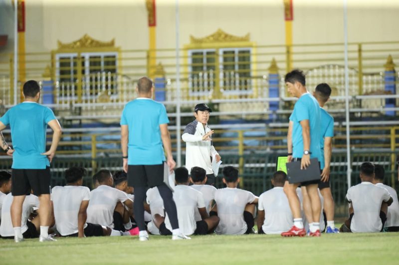 
Pelatih tim U-23 Indonesia, Shin Tae-yong matangkan persiapan tim asuhannya untuk menghadapi Malaysia pada laga pertama Grup B Piala AFF U-23 di Rayong Province Stadium, Jumat (18/8). (Foto: PSSI)
