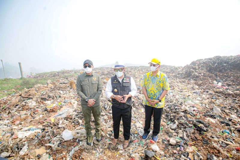 
Gubernur Jawa Barat, Ridwan Kamil bersama Plh Wali Kota Bandung, Ema Sumarna dan Bupati Bandung Barat, Hengky Kurniawan meninjau lokasi kebakaran di TPA Sarimukti, Jumat (25/8/2023). (Foto:bandung.go.id)
