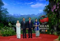 Presiden Jokowi bersama Ibu Negara Iriana Joko Widodo menyambut kedatangan PM Malaysia Anwar Ibrahim dan Istri Wan Azizah Wan Ismail di lokasi pembukaan KTT ke-43 ASEAN yang bernuansa IKN, di Jakarta Convention Center, Jakarta, Selasa (05/09/2023). (Foto: Media Center KTT ASEAN 2023/Aditya) Pradana Putra/pras)