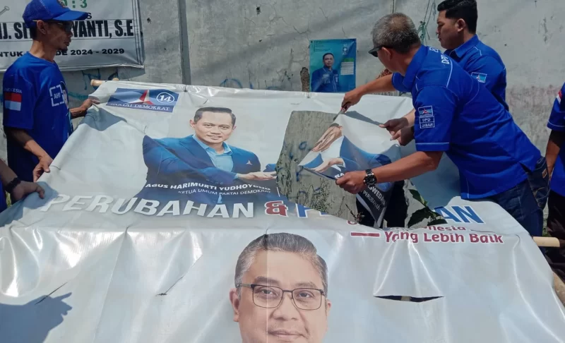 
Sejumlah kader Partai Demokrat menggunting baliho bergambar wajah Anies Baswedan di Baleendah, Kabupaten Bandung, Sabtu (2/9/2023). (Foto: PRFM)