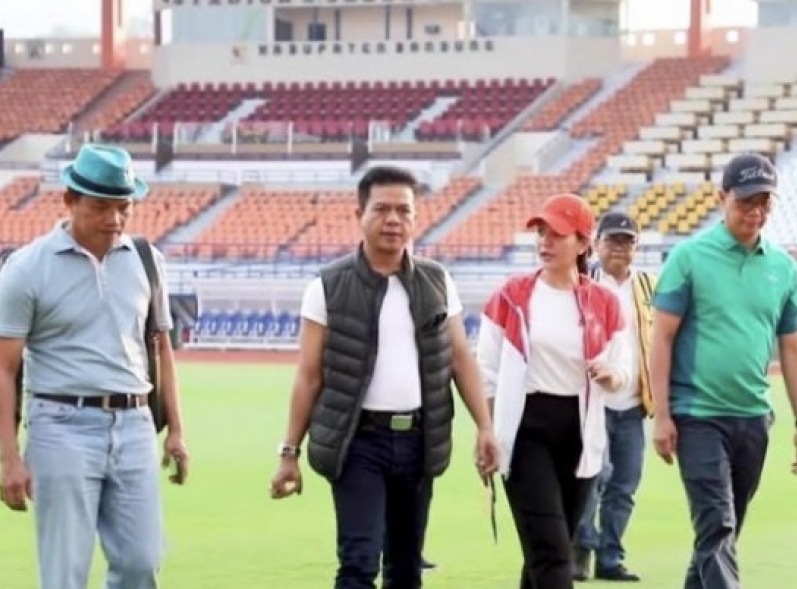 
Bupati Bandung Dadang Supriatna mendampingi FIFA saat meninjau persiapan Stadion si Jalak Harupat yang akan digunakan pertandingan Piala Dunia U-17. (Foto: Dok/dara)
