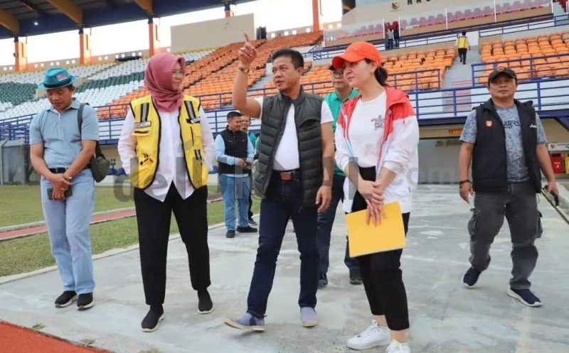 
Bupati Bandung Dadang Supriatna saat mendampingi delegasi FIFA dan PSSI  meninjau kesiapan Si Jalak Harupat Jelang Piala Dunia U 17. (Foto: dok/dara)