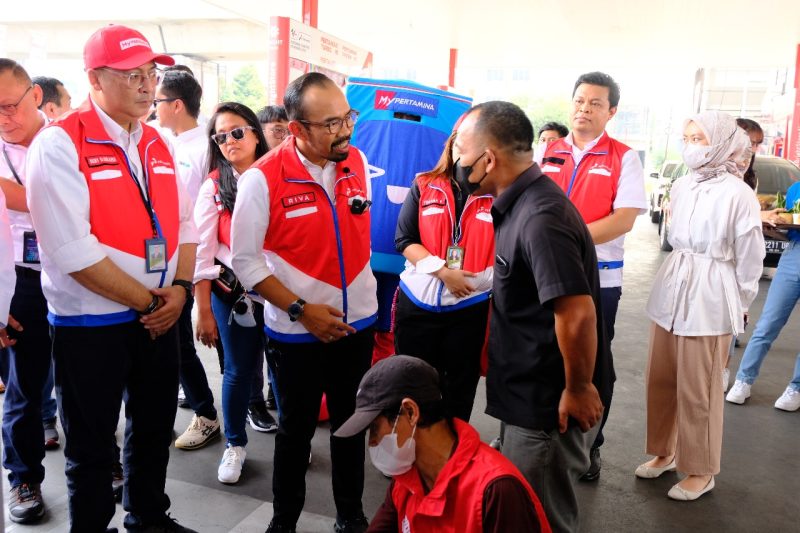 
Direktur Utama Pertamina Patra Niaga Riva Siahaan, bersama petinggi Pertamina lainnya meninjau pelaksanaan Program Uji Emisi Gratis. (Foto: Humas Pertamina)
