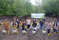 PT Federal International Finance (FIFGROUP) bekerja sama dengan  Pemerintah Kota Langsa, Dinas Lingkungan Hidup Kota Langsa, dan Sekolah Menengah Kejuruan (SMK) 5 Pertanian Kota Langsa melakukan aksi tanam 500 pohon di Kawasan Hutan Mangrove Kuala Langsa, Selasa, 5 September 2023 (Foto: Istimewa)