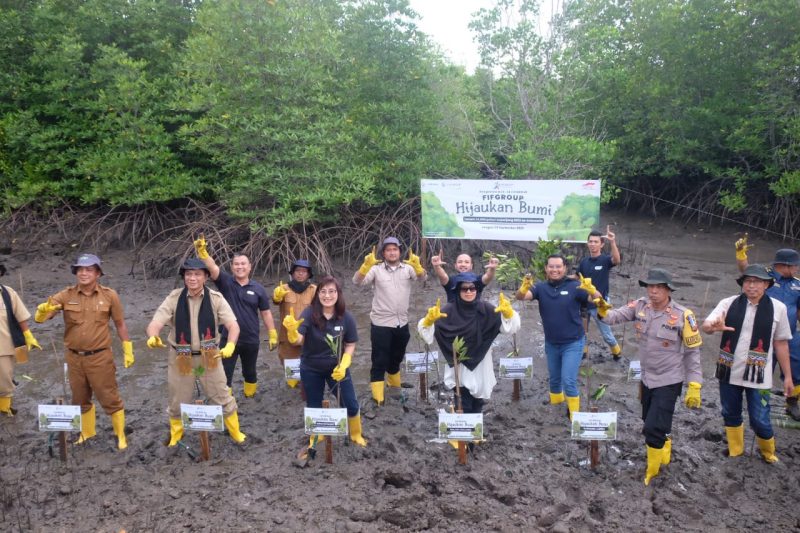 PT Federal International Finance (FIFGROUP) bekerja sama dengan  Pemerintah Kota Langsa, Dinas Lingkungan Hidup Kota Langsa, dan Sekolah Menengah Kejuruan (SMK) 5 Pertanian Kota Langsa melakukan aksi tanam 500 pohon di Kawasan Hutan Mangrove Kuala Langsa, Selasa, 5 September 2023 (Foto: Istimewa)