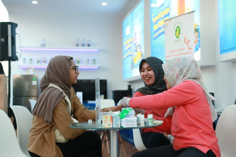 Layanan medical check up gratis dalam bentuk layanan konsultasi dokter dan pemeriksaan kesehatan yang komprehensif mulai dari pengecekan kesehatan secara umum hingga pengecekan khusus seperti diabetes dan kolesterol di Booth FIFGROUP Jelajah Kota saat gelaran Festival Kota Lama Semarang 2023 di kawasan Kuliner Nostalgia Pasar Sentiling, Kota Lama Semarang (Foto: Istimewa)