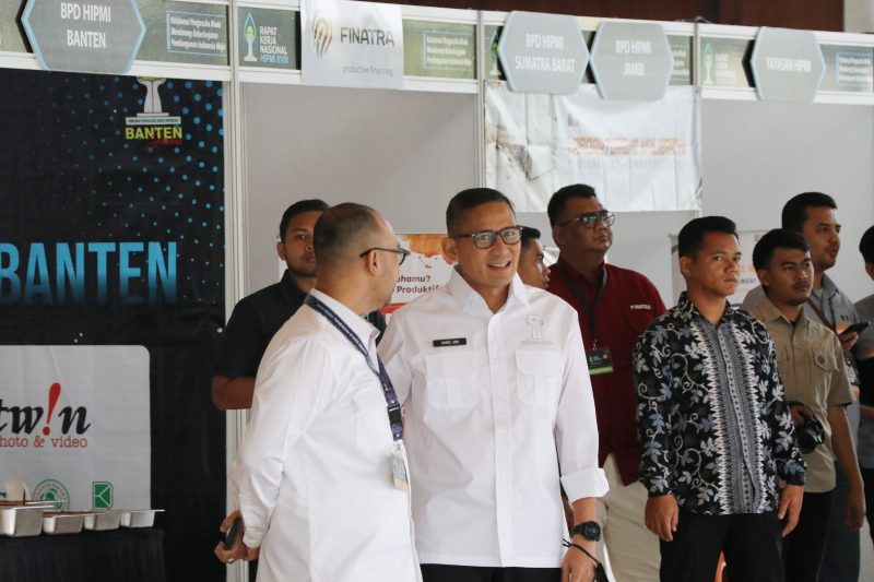 Kehadiran Menteri Pariwisata dan Ekonomi Kreatif, Sandiaga Salahuddin Uno saat di booth
FINATRA sebagai bentuk apresiasi dukungan dari sektor swasta yang memiliki perhatian
terhadap pertumbuhan para pelaku UMKM sesaat sebelum memasuki Nusantara Hall,
Indonesia Convention Exhibition (ICE), BSD City, Kabupaten Tangerang, Banten, untuk
menghadiri Rapat Kerja Nasional (Rakernas) XVIII Himpunan Pengusaha Muda Indonesia
(HIPMI) 2023 (31/8/2023)(Foto: Istimewa)