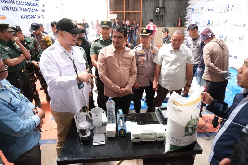 Wakil Bupati Garut,  Helmi Budiman, secara resmi melakukan Pelepasan Penyaluran Cadangan Beras Pemerintah Untuk Bantuan Pangan Tahun 2023 di Gudang Bulog, Jalan Cimanuk, Kecamatan Tarogong Kidul,, Kabupaten Garut, Selasa (19/9/2023)(Foto: Istimewa)