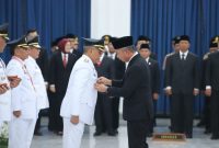 Pj Gubernur Jabar, Bey Mahmudin menyematkan pin pada Pj Bupati Bandung Barat Arsan Latif di Gedung Sate (foto: Bag Prokopim KBB)