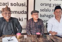 Djamu Kertabudi (tengah) bersama Kepala Kesbangpol KBB Apung Hadiat Purwoko dan Kabid Poldagri Kesbangpol KBB, Didin Suhendar (Foto: Istimewa)