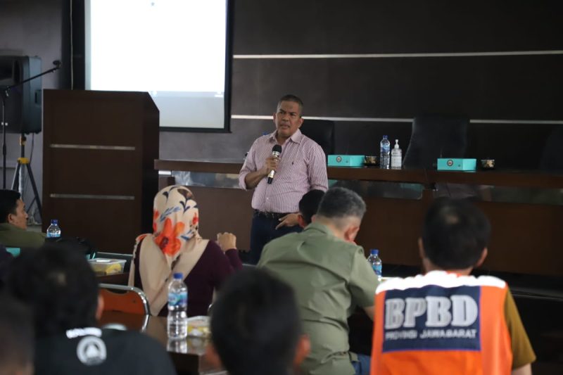 
Pj Bupati Bandung Barat Arsan Latif saat memimpin Rapat Evaluasi Penanganan Bencana Kebakaran Lahan  di Aula B BPBD Jabar. (Foto: prokopim/dara)
