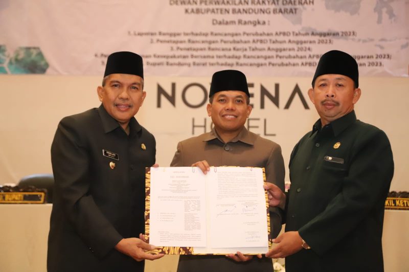 
Pj Bupati Bandung Barat, Arsan Latif bersama Ketua DPRD KBB, Rismanto dan Wakil Ketua DPRD KBB, Ayi Sudrajat saat Sidang Paripurna Penetapan APBD Perubahan Bandung Barat Tahun 2023. (Foto: heny/dara)
