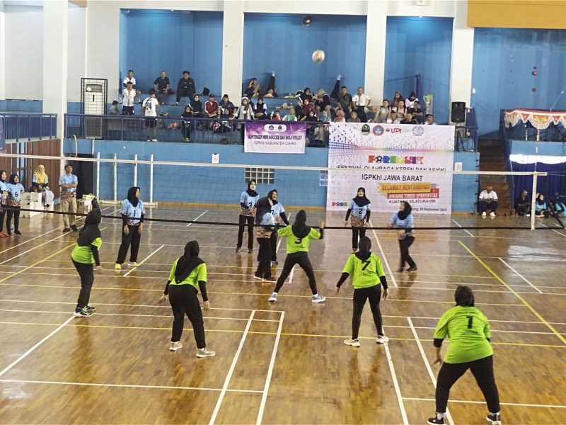 Ratusan guru Sekolah Luar Biasa (LSB) se-Jawa Barat mengikuti turnamen Mini Soccer dan Bola Voli, di Universitas Pendidikan Indonesia (UPI) Bandung, Sabtu (30/10/2023). (Foto: heny/dara)
