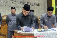 
Bupati Bandung Dadang Supriatna dan Ketua DPRD Sugianto menandatangi Rancangan APBD Perubahan, dalam Rapat Paripurna DPRD Kabupaten Bandung, Senin (11/9/2023). (Foto: maji/dara)