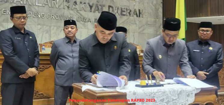 
Bupati Bandung Dadang Supriatna dan Ketua DPRD Sugianto menandatangi Rancangan APBD Perubahan, dalam Rapat Paripurna DPRD Kabupaten Bandung, Senin (11/9/2023). (Foto: maji/dara)