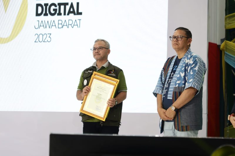 
Dinas Komunikasi dan Informatika Persandian dan Statistika (Diskominfo) Kabupaten Bandung menyabet tiga penghargaan pada Festival Literasi Digital (VIRAL) Jawa Barat 2023, Sabtu (2/9/2023). (Foto: diskominfo)