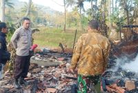 
Bangunan Ponpes berukuran 8x6 meter di Kampung Parakan Muncang, Desa Girimukti, Kecamatan Cibatu, Kabupaten Garut, hangus terbakar, Rabu (6/9/2023). Diduga, api diduga berasal dari tungku yang merembet ke dinding.(Foto: andre/dara)
