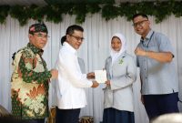 Bupati Bandung, Dadang Supriatna memberikan Program Indonesia Pintar kepada salah seorang siswi di SMPN 1 Soreang, Rabu (06/09/2023).(Foto: diskominfo)