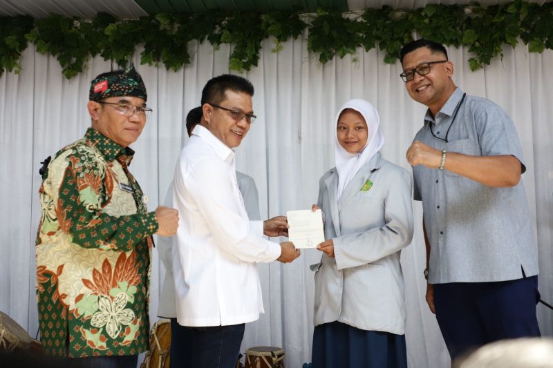 Bupati Bandung, Dadang Supriatna memberikan Program Indonesia Pintar kepada salah seorang siswi di SMPN 1 Soreang, Rabu (06/09/2023).(Foto: diskominfo)