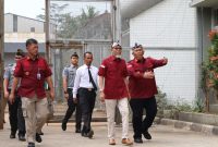 
Inspektur Jenderal Kemetrian Hukum dan HAM (Kemenkumham) R. Razilu M.Si mengunjungi Lembaga Pemasyarakatan Kelas IIA Banceuy Bandung pada hari Kamis (7/9/2023). (Foto: Ist)
