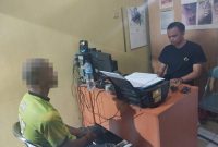 Tersangka HM (34), saat menjalani pemeriksaan di Mapolsek Tarogong Kaler, Polres Garut, Rabu malam (6/9/2023)(Foto: Istimewa)
