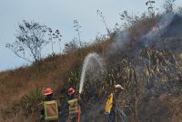 
Petugas berupaya memadamkan api yang membakar lahan kering di kaki Gunung Guntur, Kesamatan Tarogong Kaler, Kabupaten Garut, Kamis (7/9/2023).(Foto: andre/dara)
