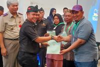 
Badan Pertanahan Nasional dan Tata Ruang (BPB/ATR) Kabupaten Bandung, kembali membagikan ratusan sertifikat tanah bagi penerima manfaat dalam program PTSL, Kamis (7/9/2023).(Foto: diskominfo)
