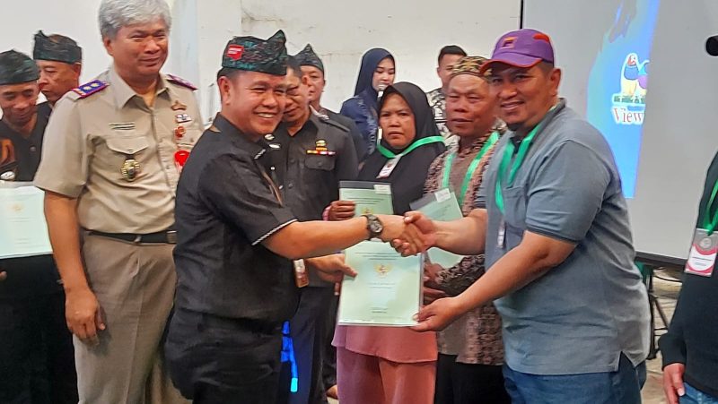 
Badan Pertanahan Nasional dan Tata Ruang (BPB/ATR) Kabupaten Bandung, kembali membagikan ratusan sertifikat tanah bagi penerima manfaat dalam program PTSL, Kamis (7/9/2023).(Foto: diskominfo)
