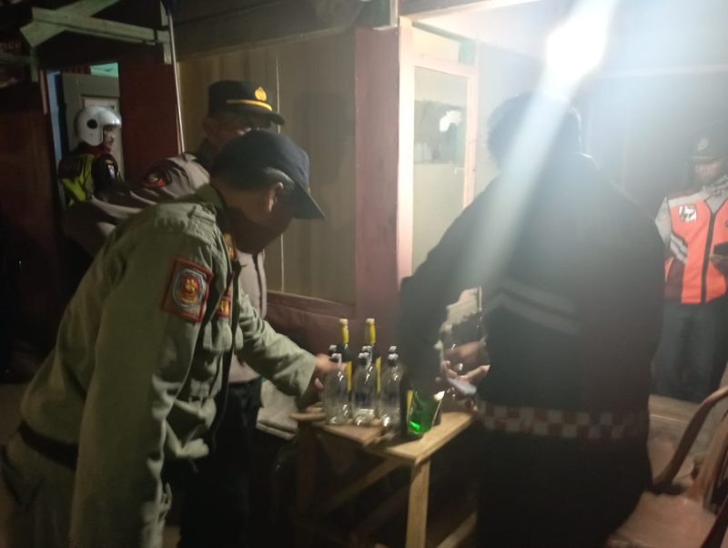 Polisi menyita ratusan botol miras berbagai jenis dari dua lokasi (Foto: Istimewa)