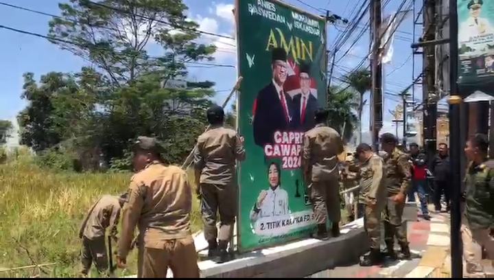 
Satpol PP bersama Bawaslu Kabupaten Bandung membongkar baliho bergambang pasangan bakal calon Presiden dan bakal calon wakil Presiden Anies Baswedan- Muhaemin Iskandar, di perempatan jalan Al Fathu-Kopo, Jumat (22/09/2023). (Foto: diskominfo)

