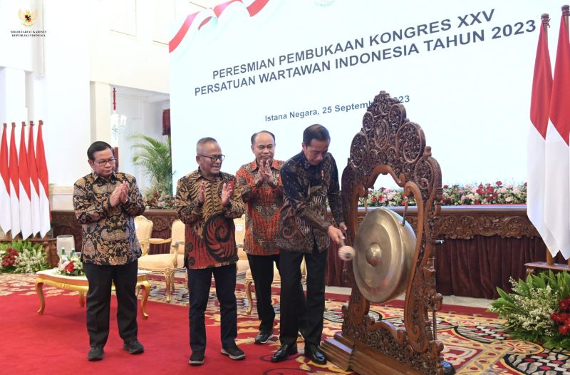 
Presiden RI Jokowi membuka Kongres ke-25 Persatuan Wartawan Indonesia (PWI) di Istana Negara, Jakarta, Senin (25/9/2023). (Foto: Ist)
