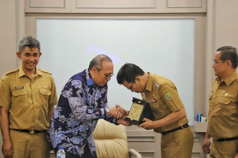 Sekjen Kementerian ATR/BPN Suyus Windayana memberikan plakat kepada Bupati Bandung Dadang Supriatna di Kantor Kementrian ATR/BPN di Jakarka, Senin (25/9/2023).(Foto: diskomiinfo)
