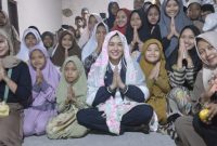 Artis R&B Sania yang juga Calon Legislatif DPRI RI santuni sekitar 100 anak yatim di Ponpes Majelis Zikir Hidayatul Hikmah Kp. Gajah Eretan desa Gajah Mekar kecamatan Kutawaringin Kab. Bandung, Selasa (26/09/23).(Foto: maji/dara)