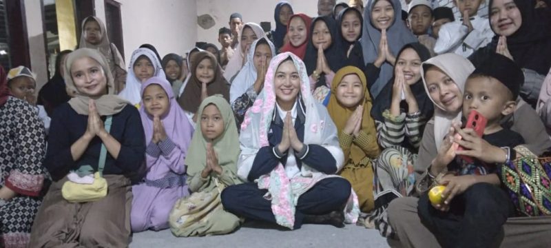 Artis R&B Sania yang juga Calon Legislatif DPRI RI santuni sekitar 100 anak yatim di Ponpes Majelis Zikir Hidayatul Hikmah Kp. Gajah Eretan desa Gajah Mekar kecamatan Kutawaringin Kab. Bandung, Selasa (26/09/23).(Foto: maji/dara)